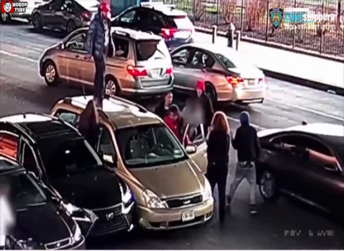 Video :A driver is smashed by 6 people during a road rage incident